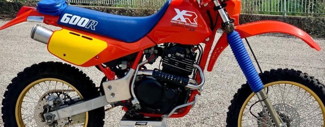Honda XR600R Golden Years 1986 restaurada, roja azul y amarilla